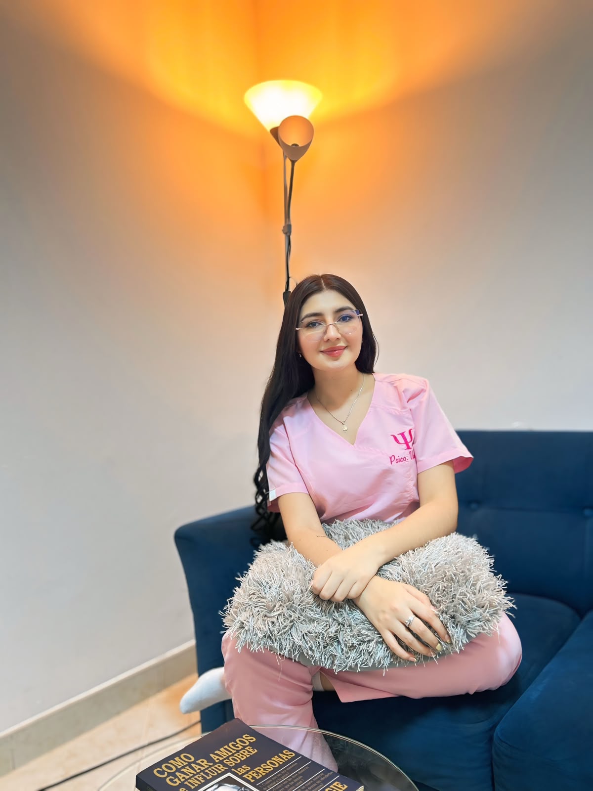 Valeria Martínez sentada en el sofá de su consultorio en Medellín