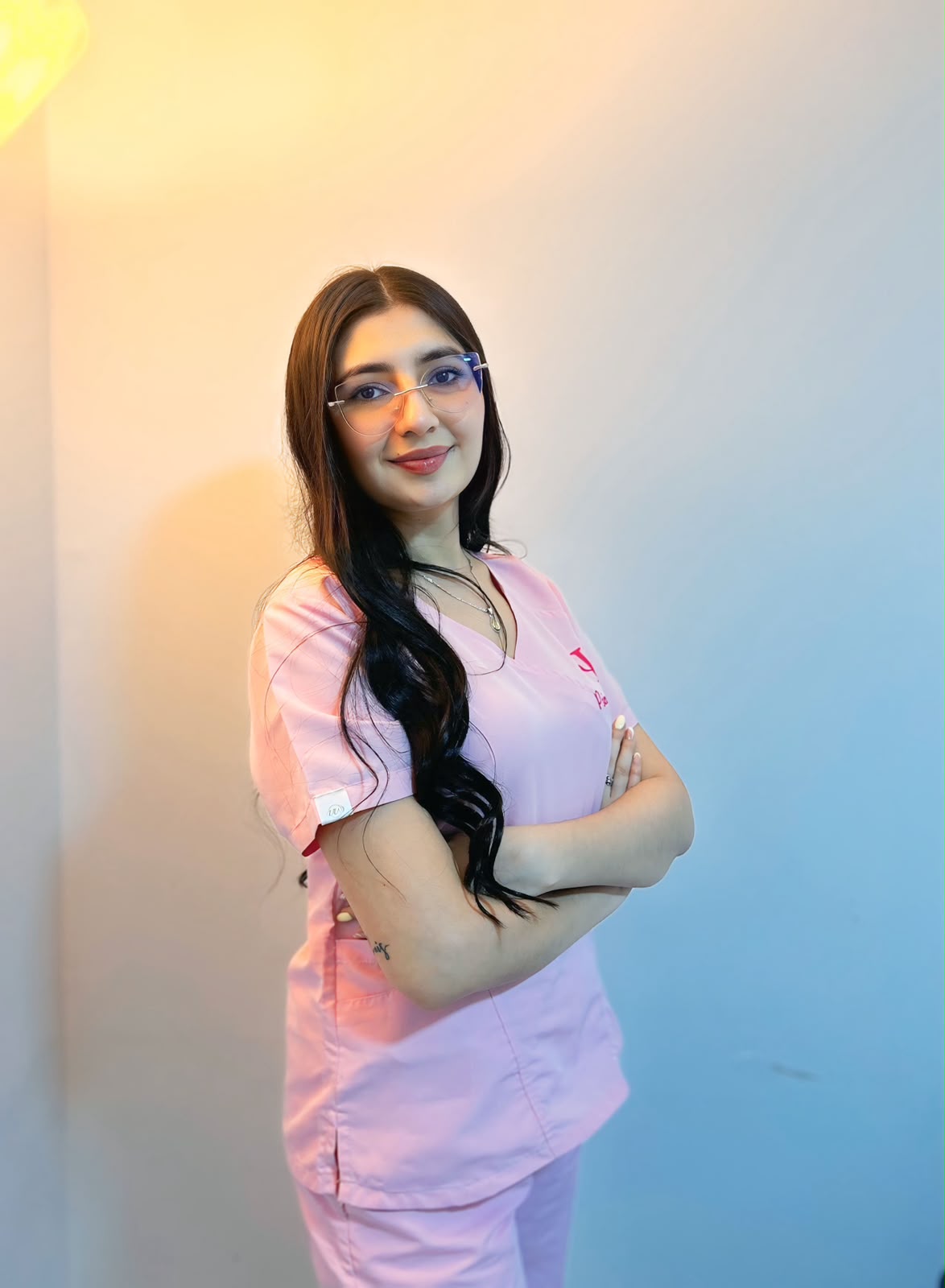 Valeria Martínez, psicóloga clínica en Medellín, de pie con los brazos cruzados